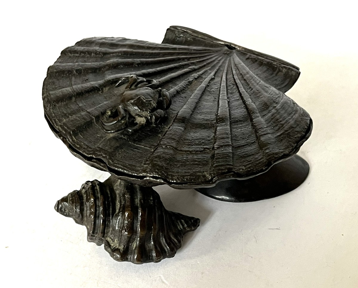 Japon Meiji, boite aux coquillages et au crabe en bronze, signée, 19ème siècle
