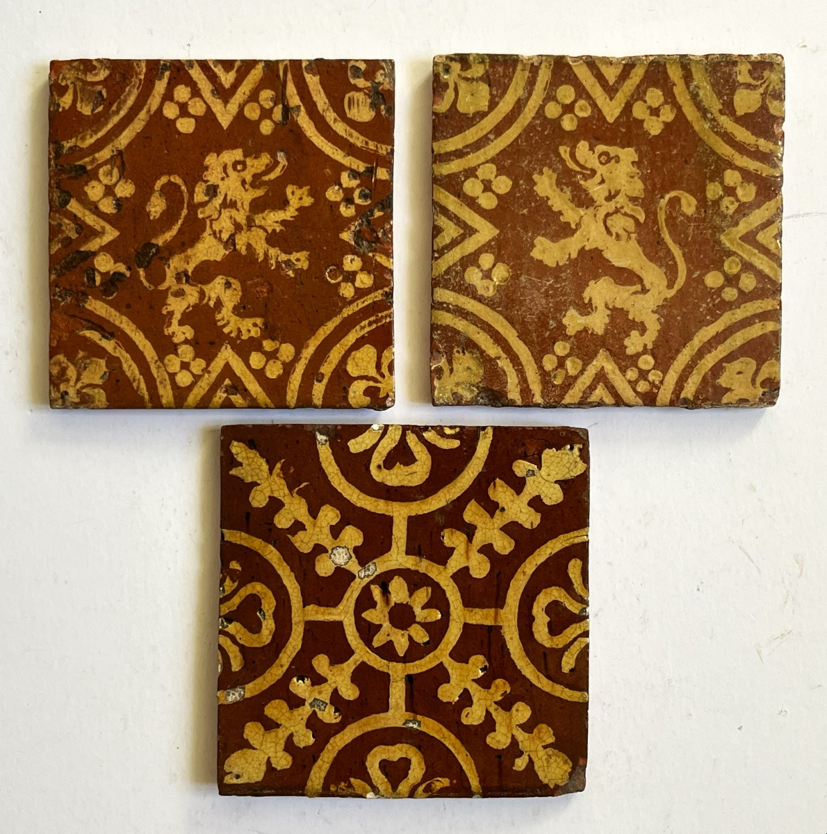 Flandres XVII ème siècle, trois carreaux de pavement en céramique