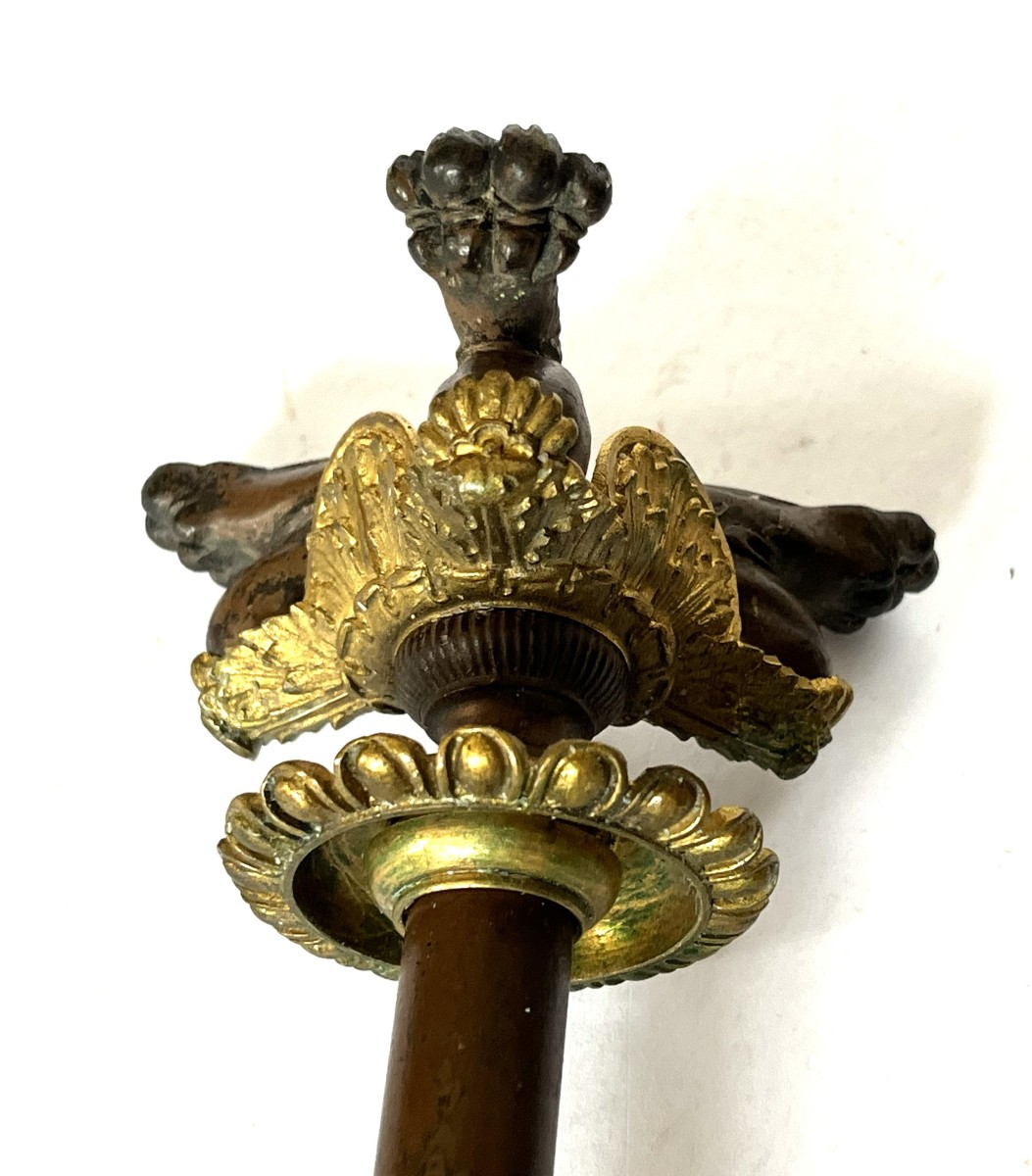 Paire de très fins bougeoirs d'époque Restauration en bronze doré et patiné-photo-1