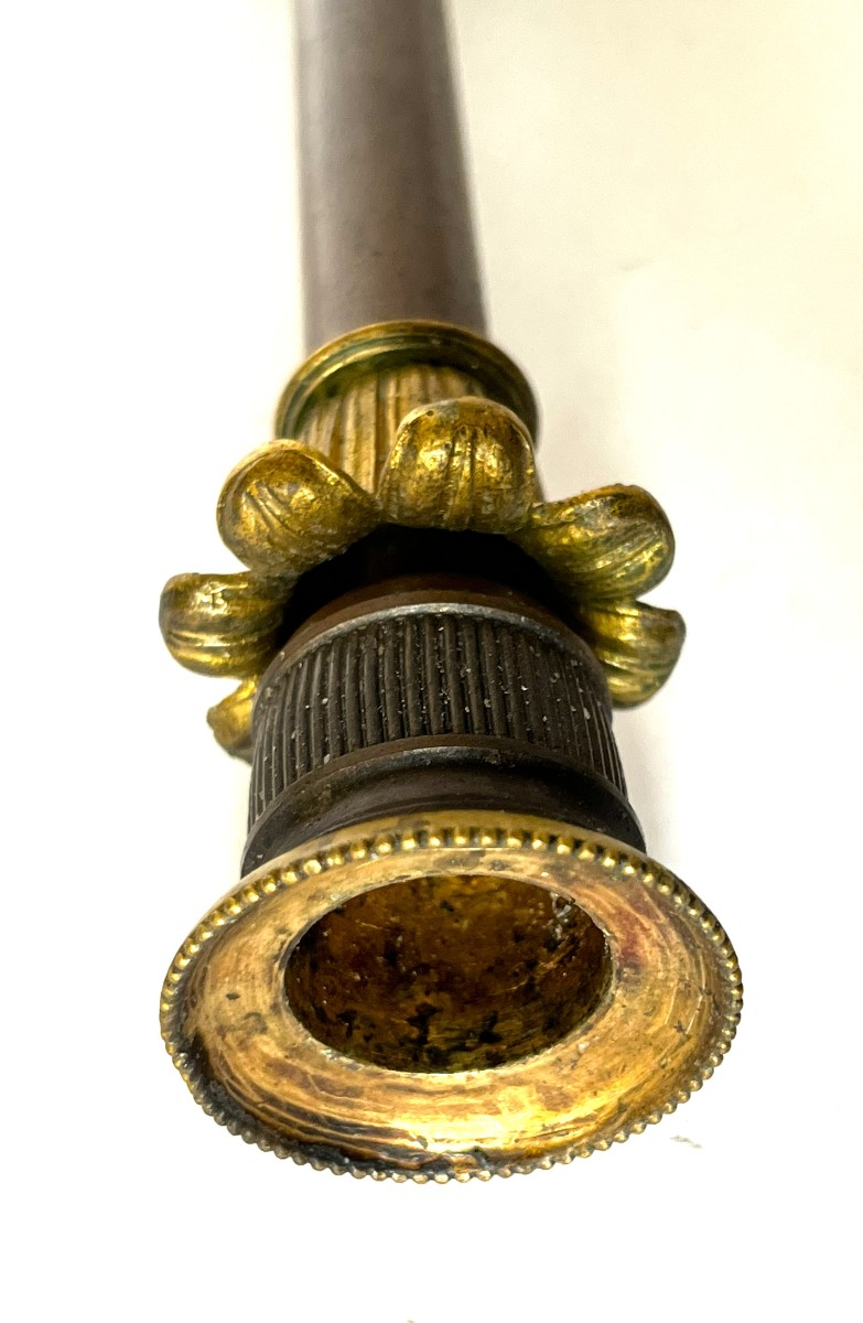 Paire de très fins bougeoirs d'époque Restauration en bronze doré et patiné-photo-5