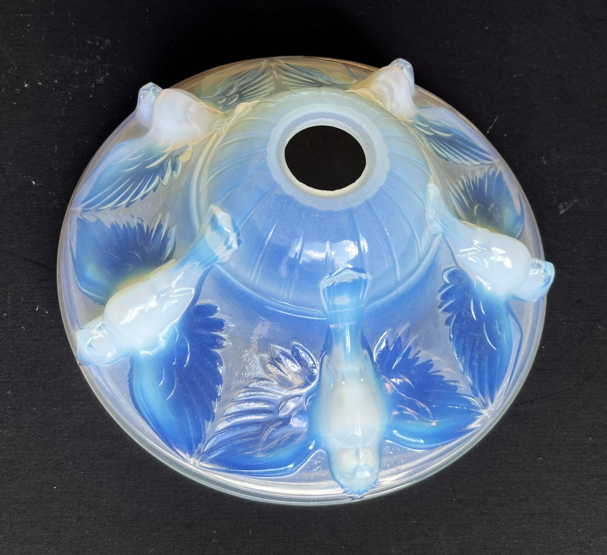 Boris Lacroix, six grandes tulipes art déco en verre opalescent à décor de perruches-photo-2