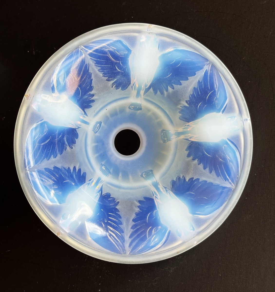 Boris Lacroix, six grandes tulipes art déco en verre opalescent à décor de perruches-photo-4