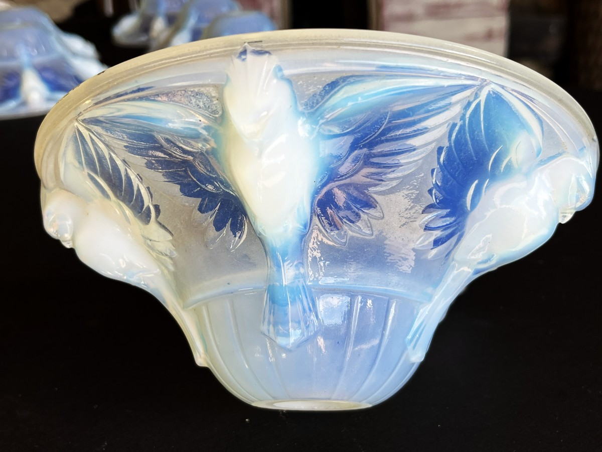 Boris Lacroix, six grandes tulipes art déco en verre opalescent à décor de perruches-photo-1