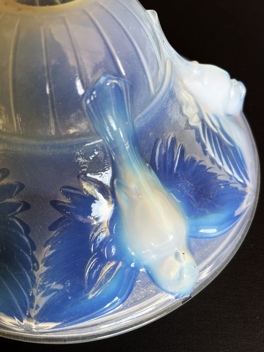 Boris Lacroix, six grandes tulipes art déco en verre opalescent à décor de perruches-photo-2