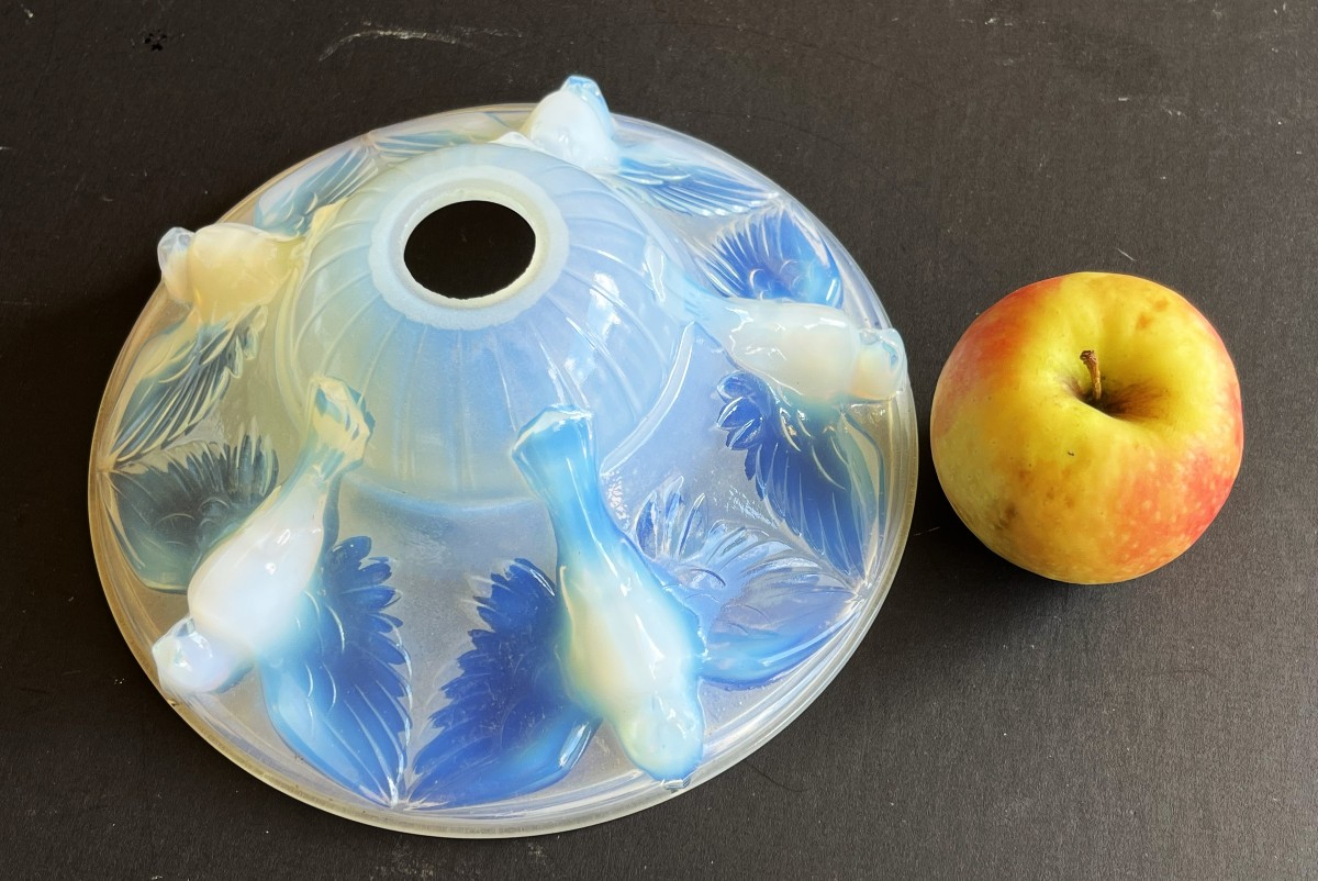 Boris Lacroix, six grandes tulipes art déco en verre opalescent à décor de perruches-photo-3