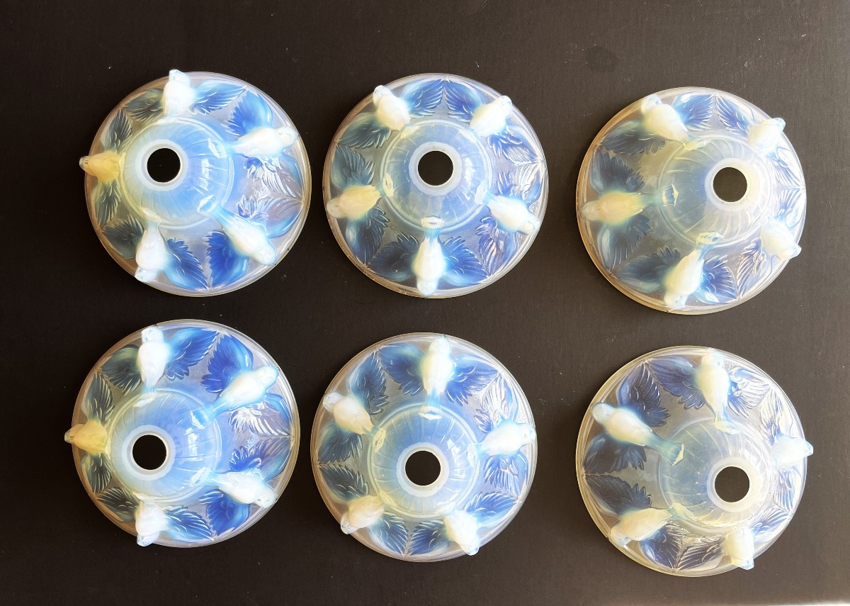 Boris Lacroix, six grandes tulipes art déco en verre opalescent à décor de perruches