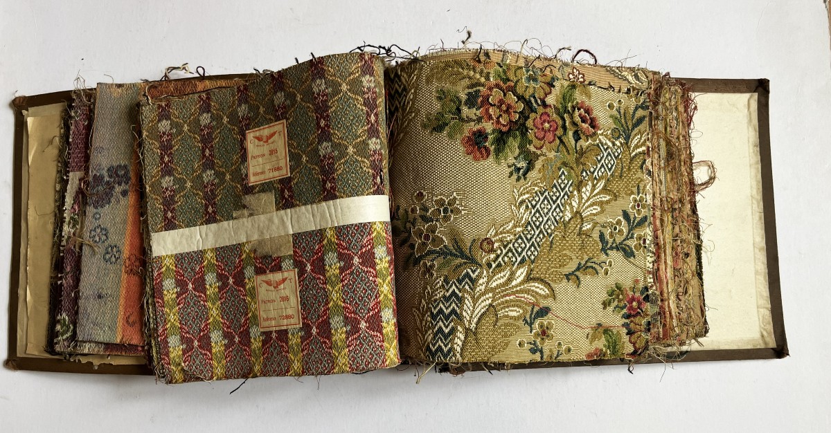 Recueil d'échantillons de tissus des années  30, avec 68 échantillons.-photo-1
