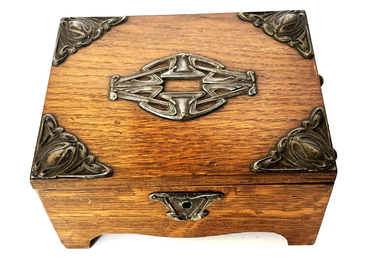 Art Nouveau, Arts And Craft Box In Oak And Silver-plated Metal