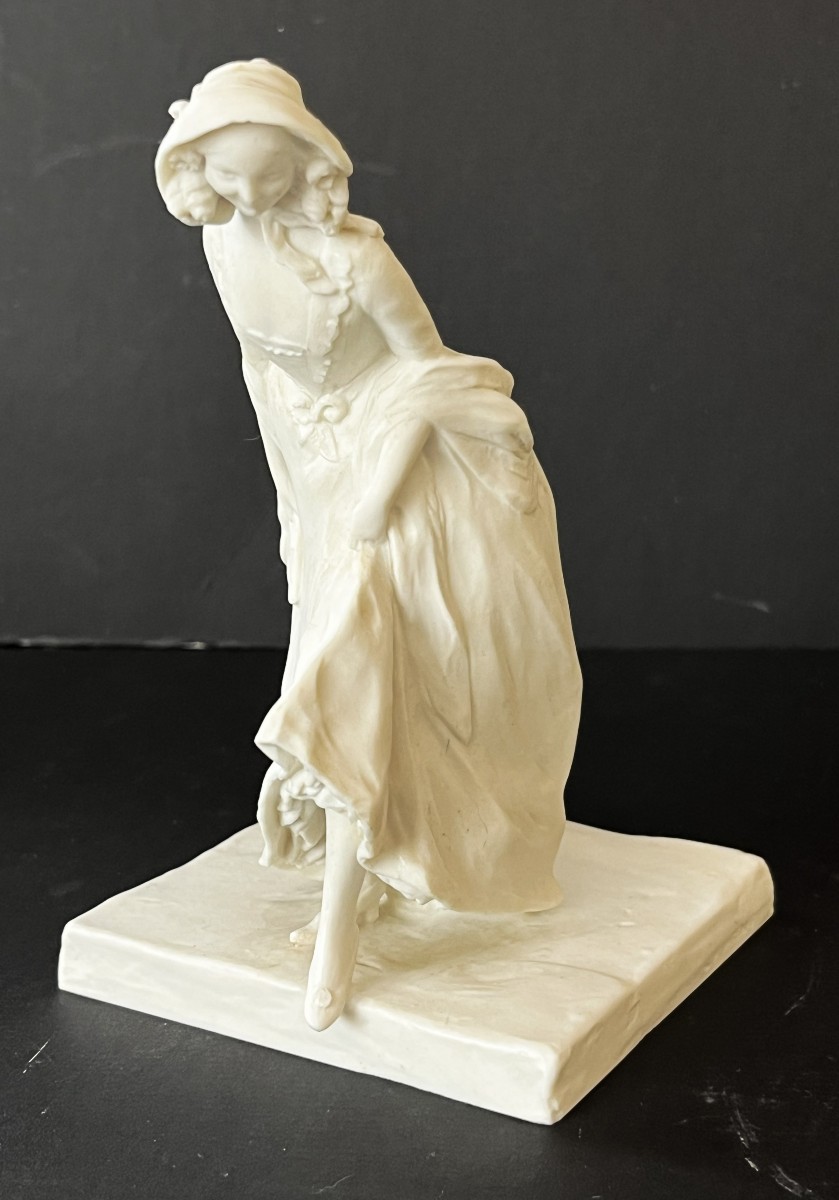 Manufacture Nationale de Sèvres  1910,  Henri Varenne (1860/1933), l'élégante, biscuit.