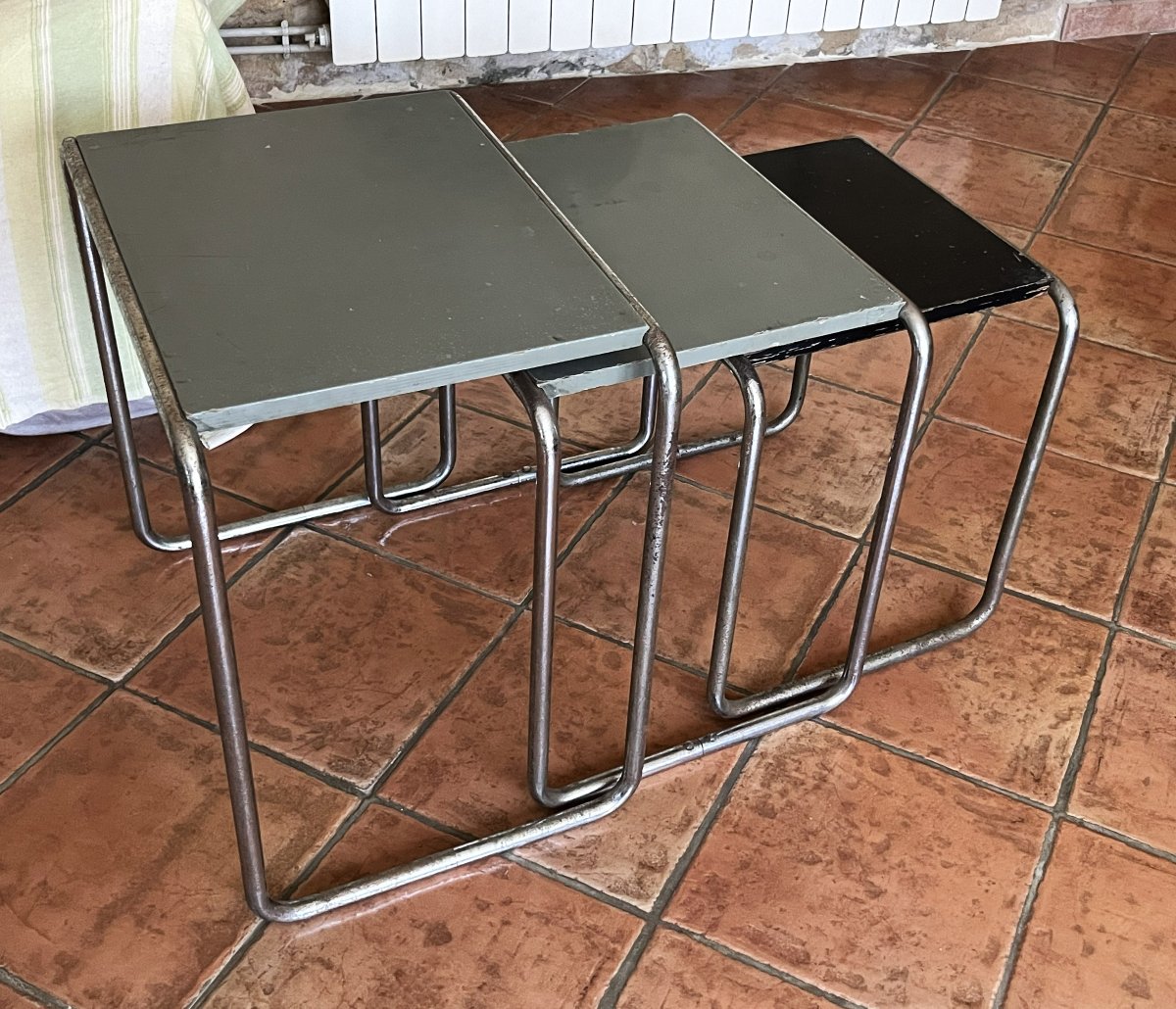Marcel Breuer édition Thonet, trois tables gigognes des années 1930, Bauhaus