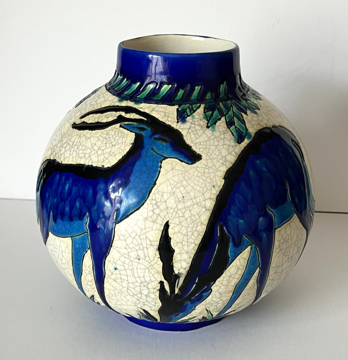 Charles Catteau pour Boch la Louvière, vase boule aux daims et biche