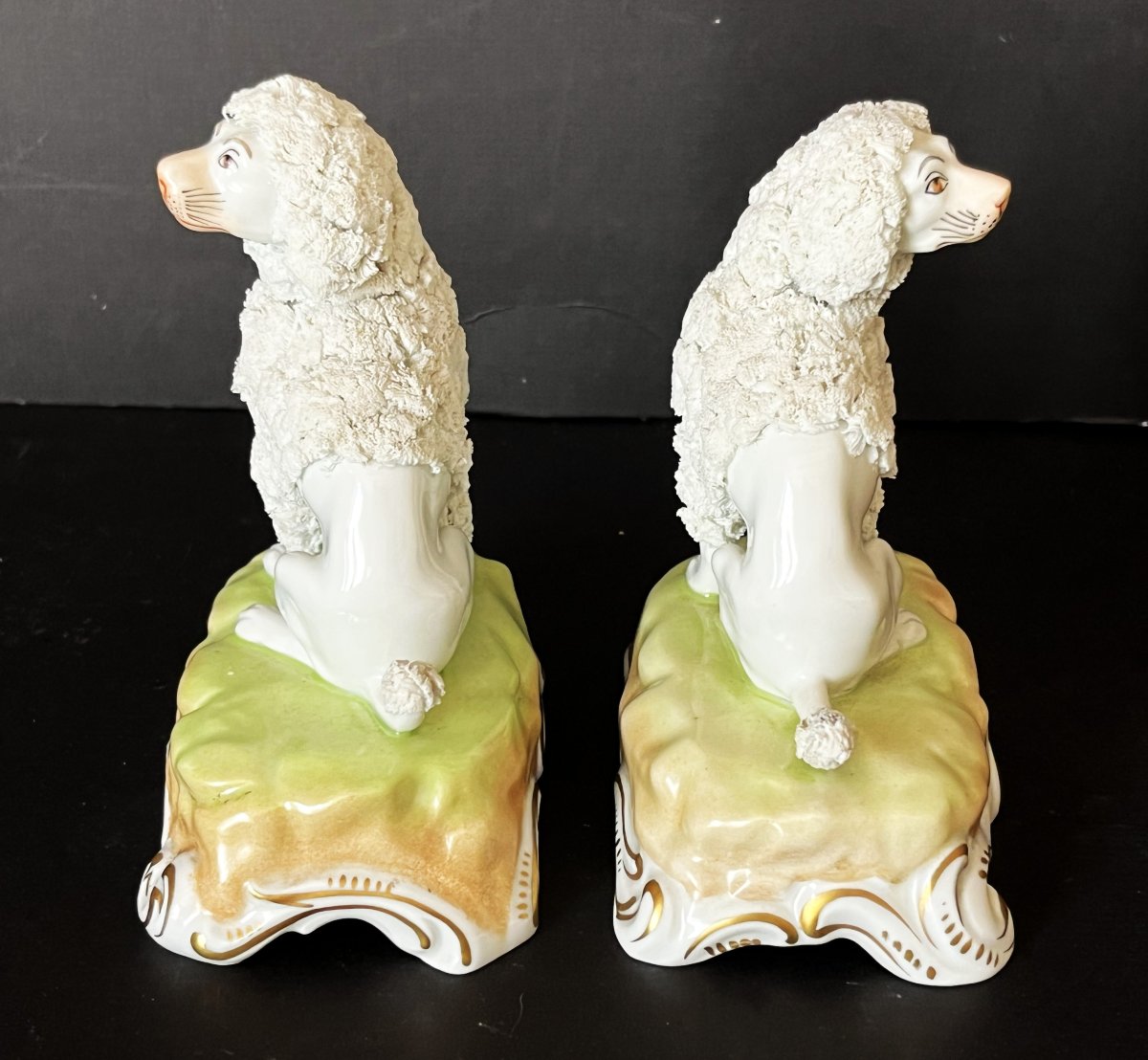 Porcelaine de Dresde, paire de  caniches royaux assis.-photo-3