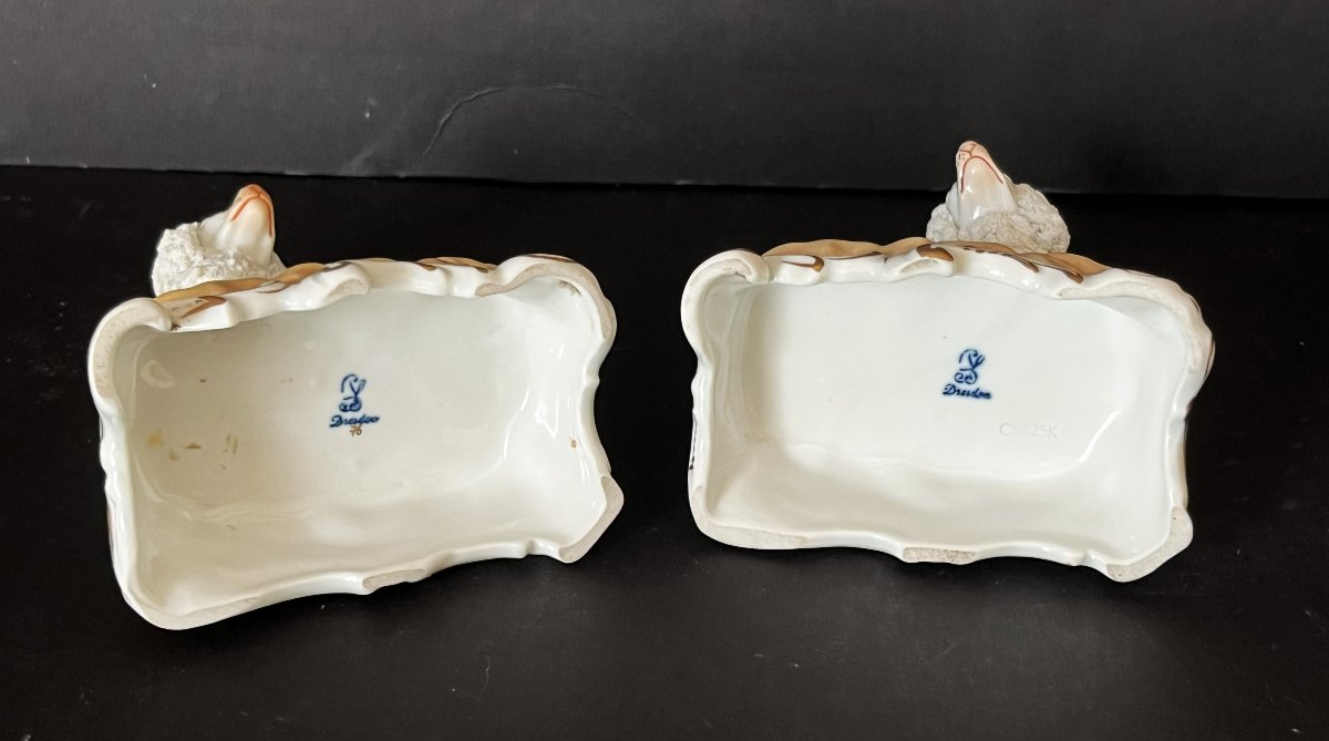 Porcelaine de Dresde, paire de  caniches royaux assis.-photo-2