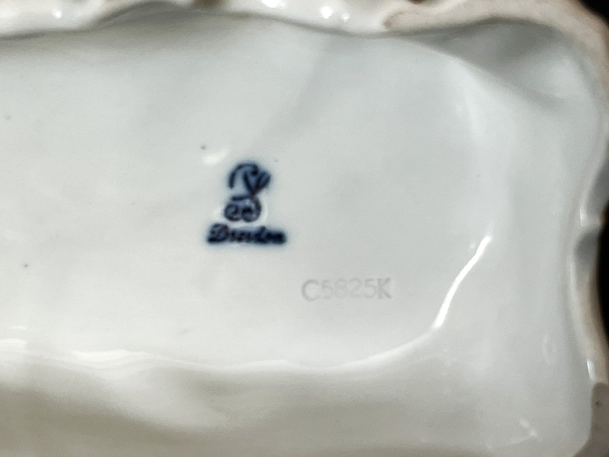 Porcelaine de Dresde, paire de  caniches royaux assis.-photo-3