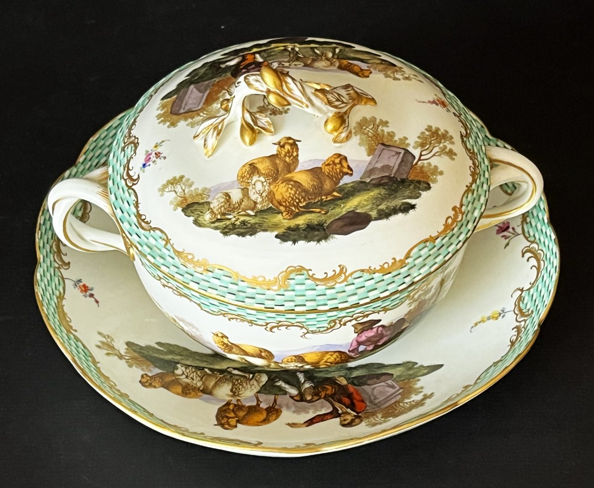 Grand Bouillon en porcelaine de Meissen fin 18ème siècle à décor champêtre. -photo-2