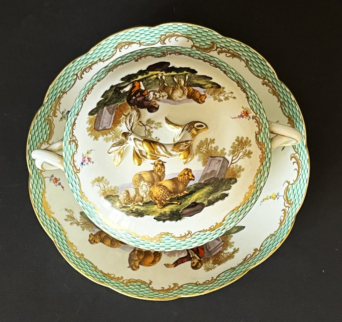 Grand Bouillon en porcelaine de Meissen fin 18ème siècle à décor champêtre. -photo-4