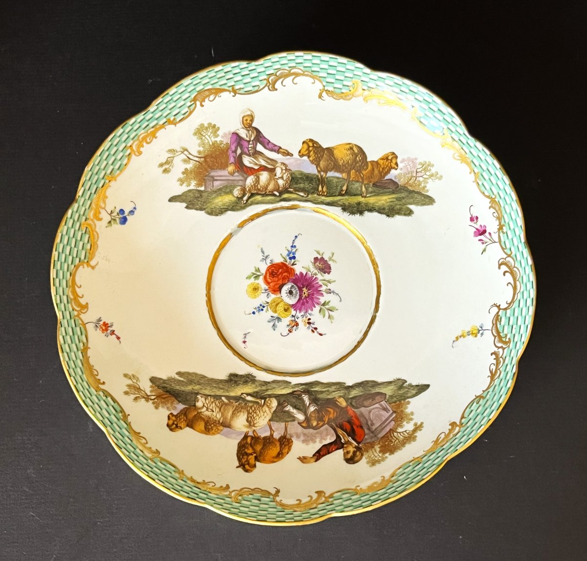 Grand Bouillon en porcelaine de Meissen fin 18ème siècle à décor champêtre. -photo-1