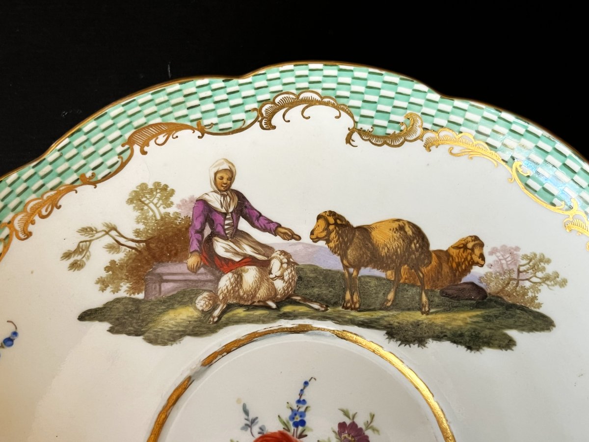 Grand Bouillon en porcelaine de Meissen fin 18ème siècle à décor champêtre. -photo-2