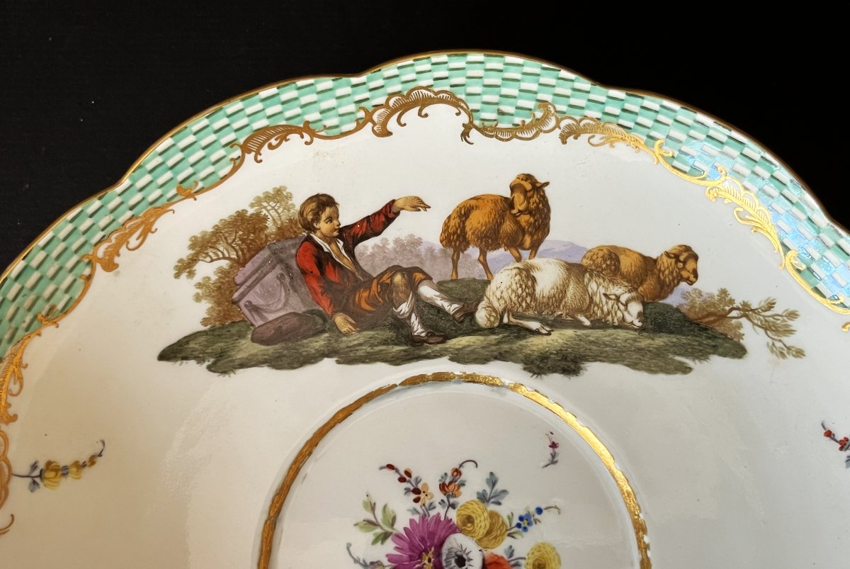 Grand Bouillon en porcelaine de Meissen fin 18ème siècle à décor champêtre. -photo-3