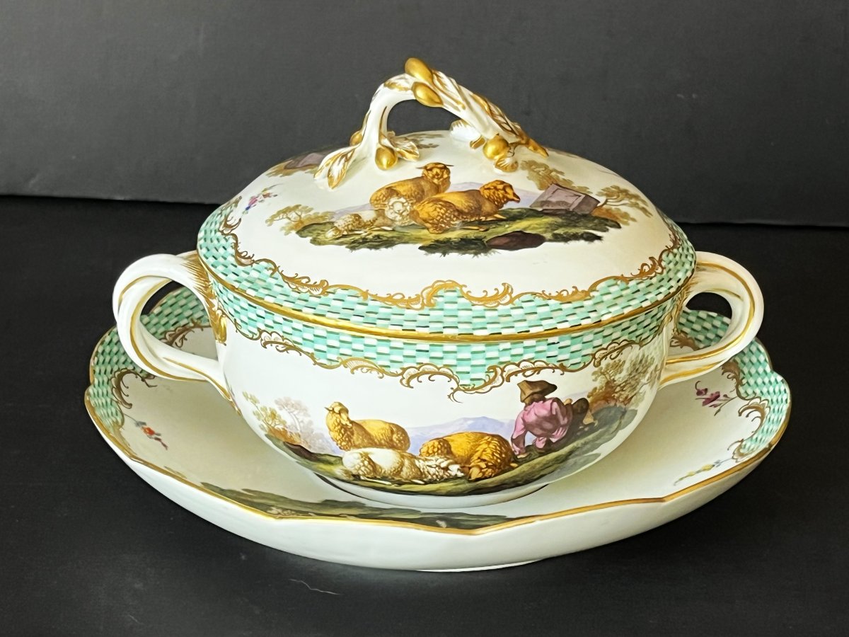 Grand Bouillon en porcelaine de Meissen fin 18ème siècle à décor champêtre. 