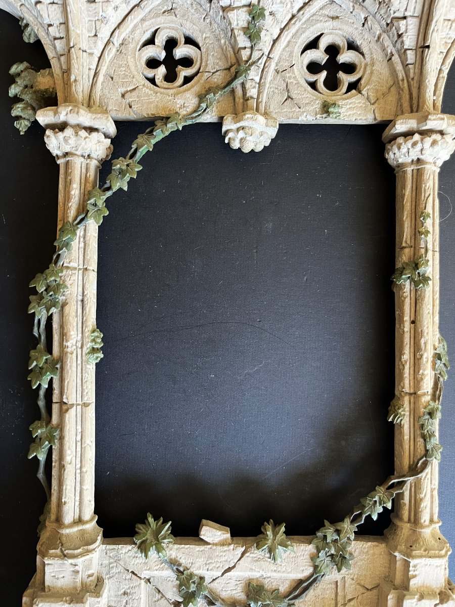Grand cadre sculpture néo gothique du 19ème en bois sculpté polychrome.-photo-3