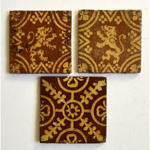 Flandres XVII ème siècle, trois carreaux de pavement en céramique
