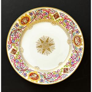 Porcelaine de Sèvres, assiette du service du Roi Louis-Philippe au Château de Fontainebleau