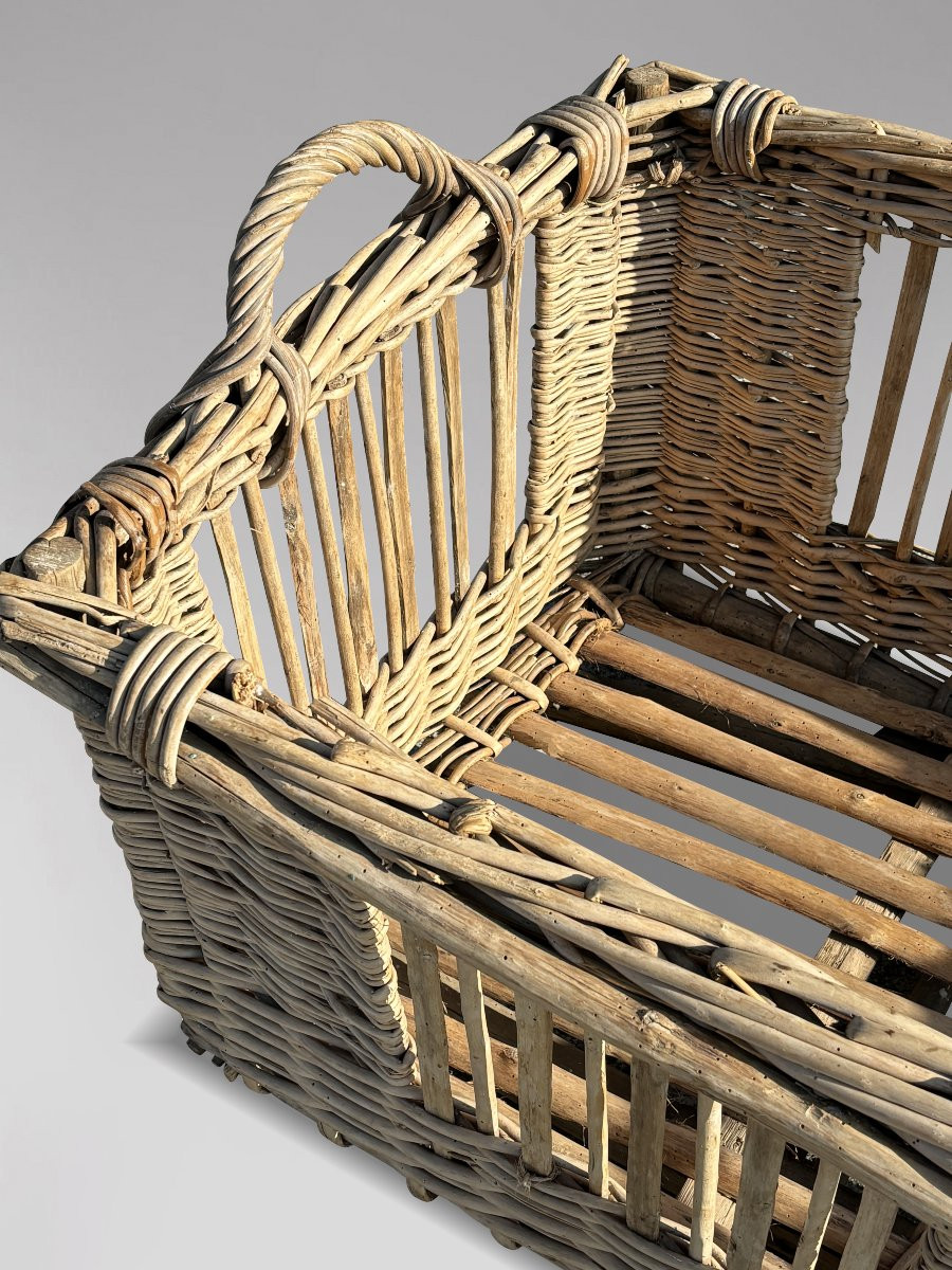 Oversized Early 20th Century Wicker Basket-photo-2