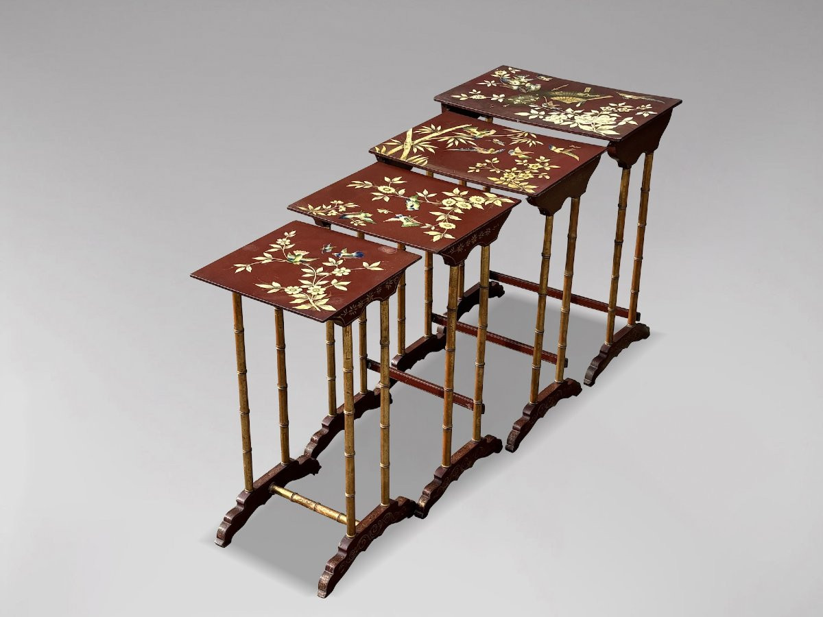 19ème Siècle, Ensemble de Quatre Tables Gigognes Peintes aux Motifs Floraux-photo-1
