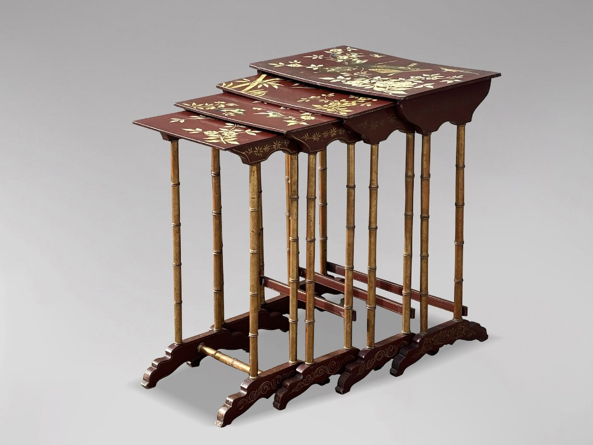 19ème Siècle, Ensemble de Quatre Tables Gigognes Peintes aux Motifs Floraux