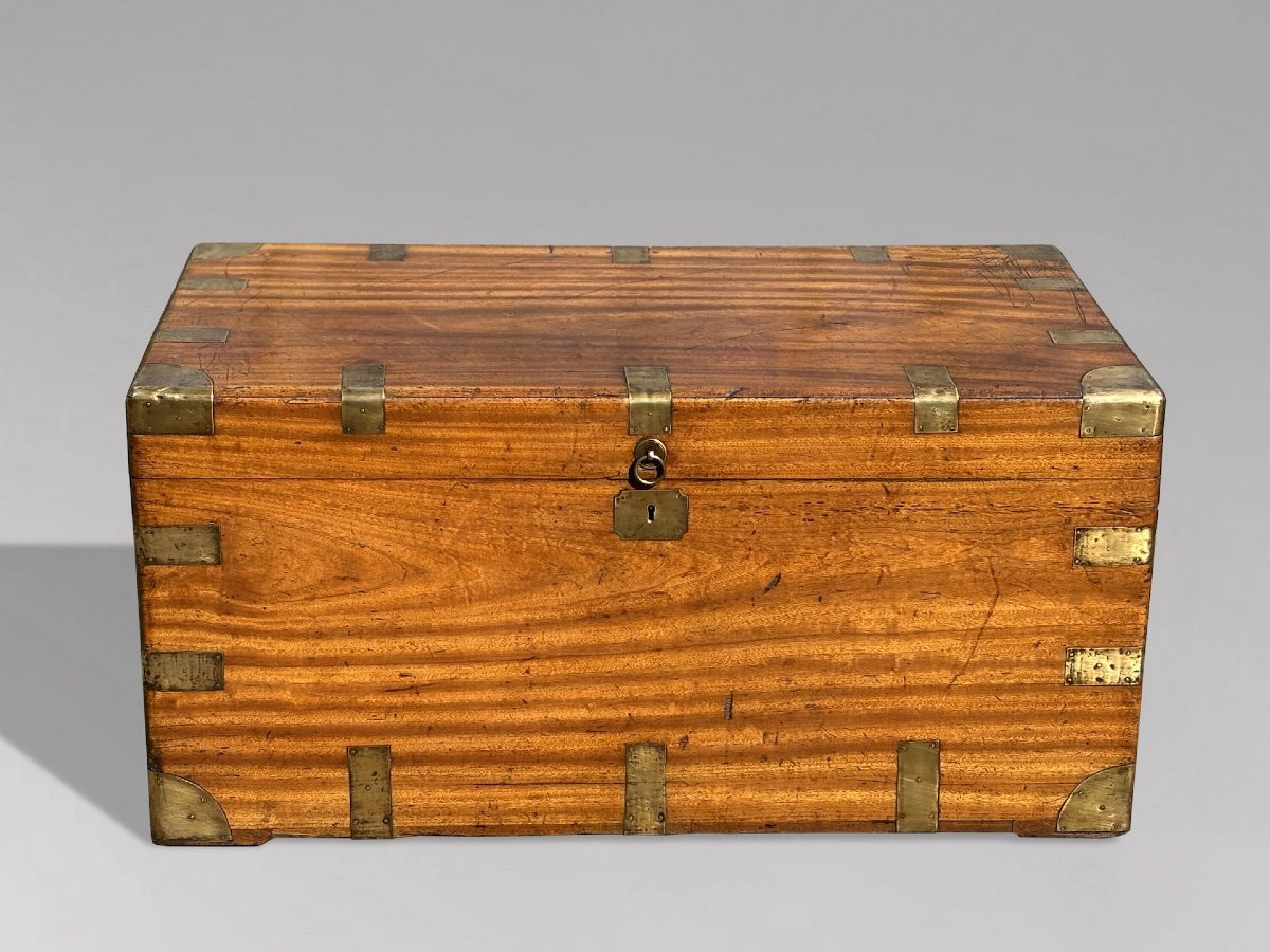 19ème Siècle, Grand Coffre de Voyage  en Camphrier-photo-3
