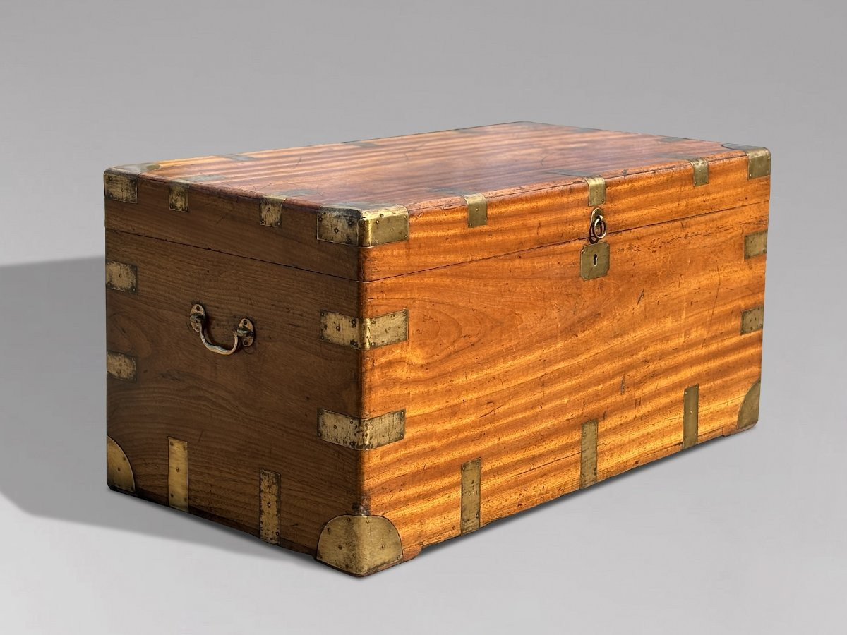 19ème Siècle, Grand Coffre de Voyage  en Camphrier-photo-6