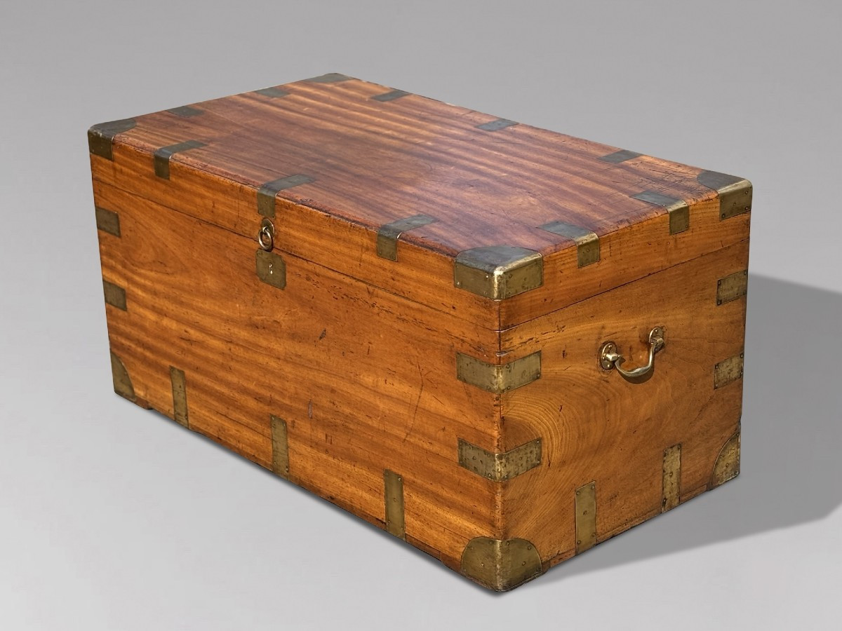 19ème Siècle, Grand Coffre de Voyage  en Camphrier
