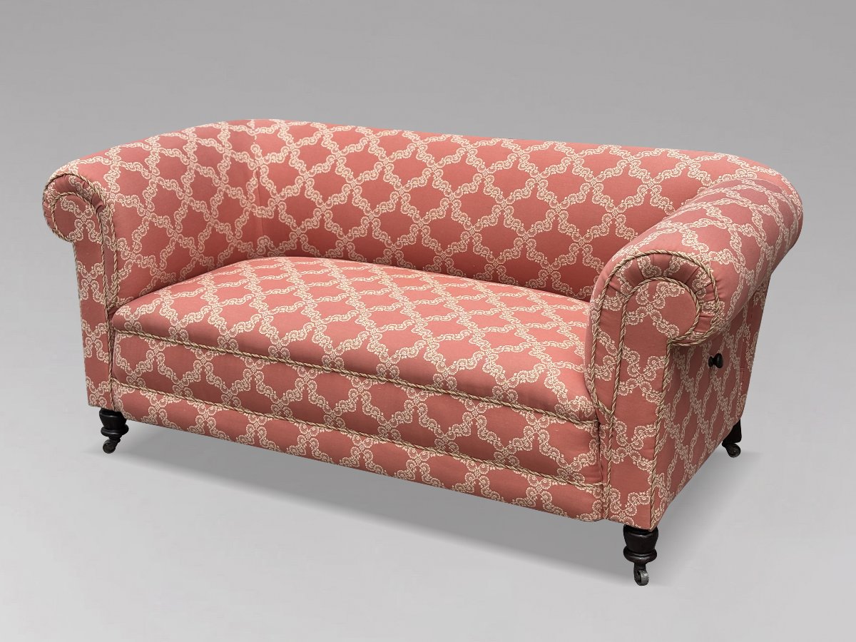 19th Century Victorian Period Upholstered Drop-end Chesterfield Sofa-photo-2