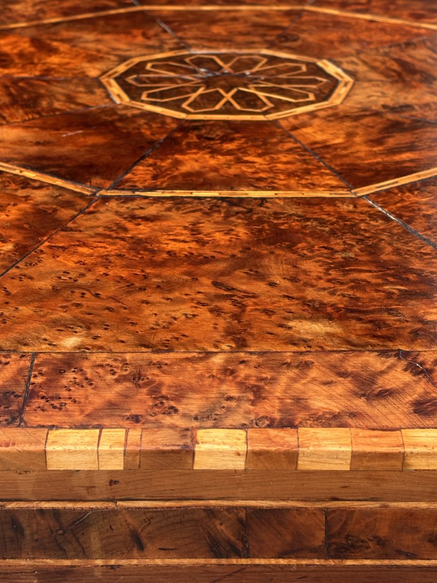 19ème Siècle, Table Basse Octogonale en Loupe d’If Incrustée -photo-1