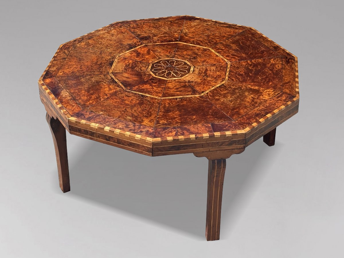 19ème Siècle, Table Basse Octogonale en Loupe d’If Incrustée 