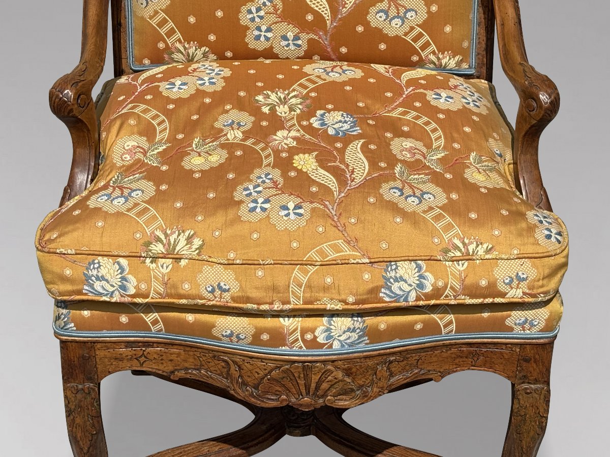18th-century French Carved Walnut Armchair-photo-3