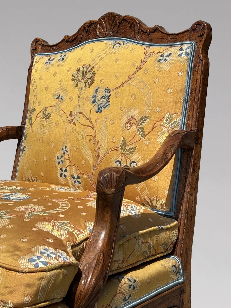 18th-century French Carved Walnut Armchair-photo-5