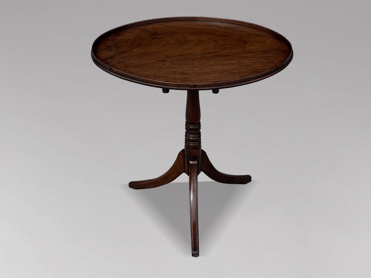 18ème Siècle, Table Ovale Tripode en Acajou d’Époque George III