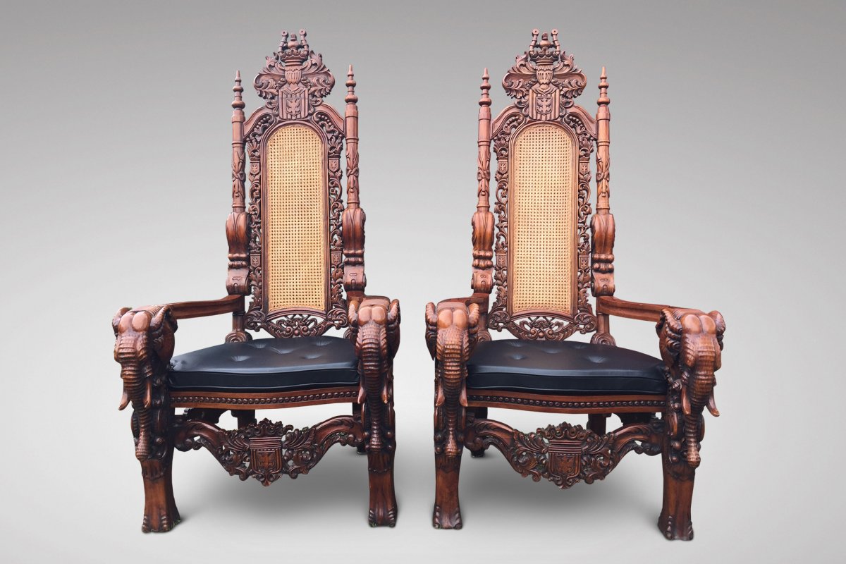 20ème Siècle, Grande Paire de Chaises de Trône Éléphant Sculptées