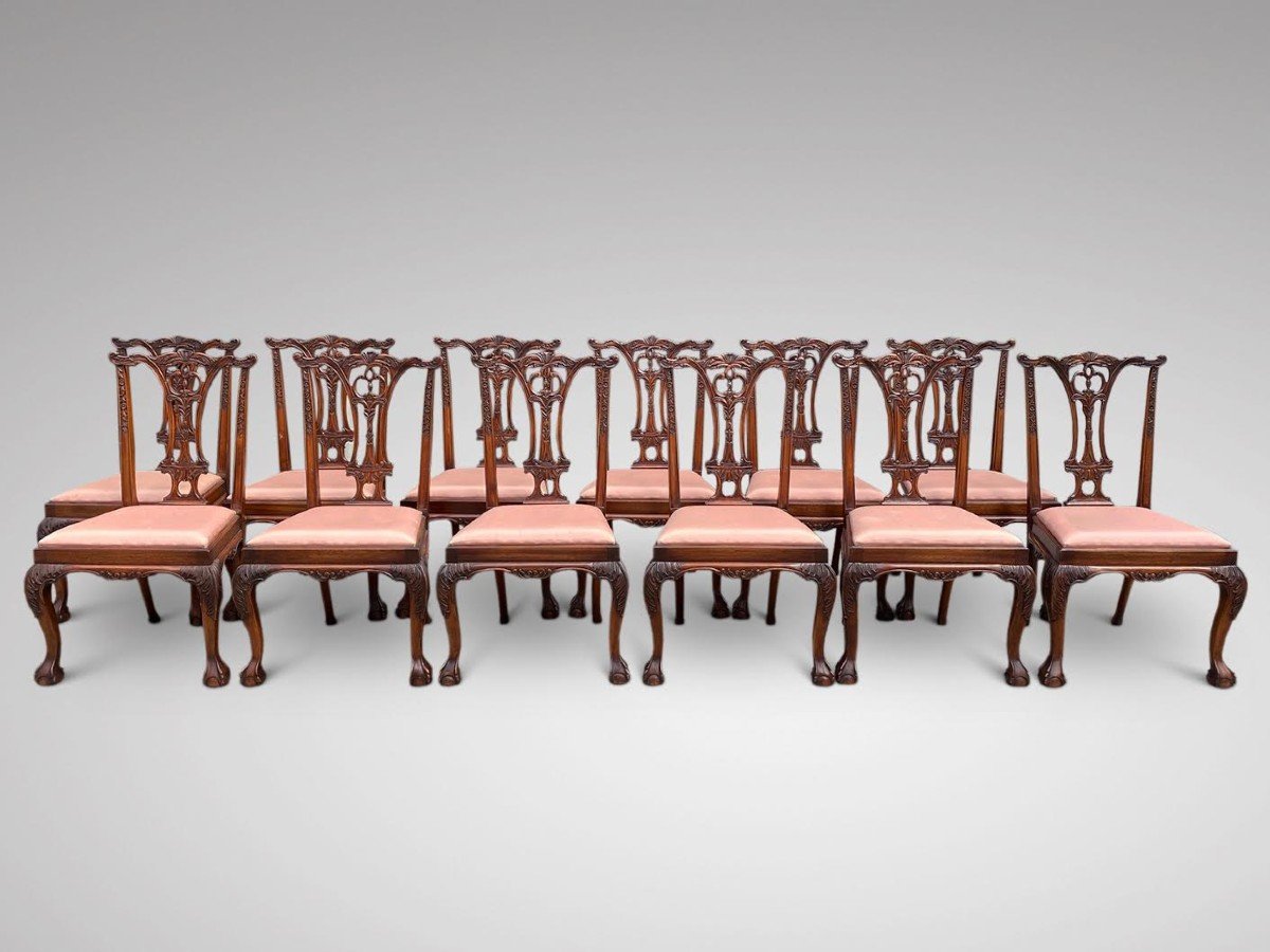 Bel Ensemble de 12 Chaises de Salle à Manger en Acajou Massif de Style Chippendale