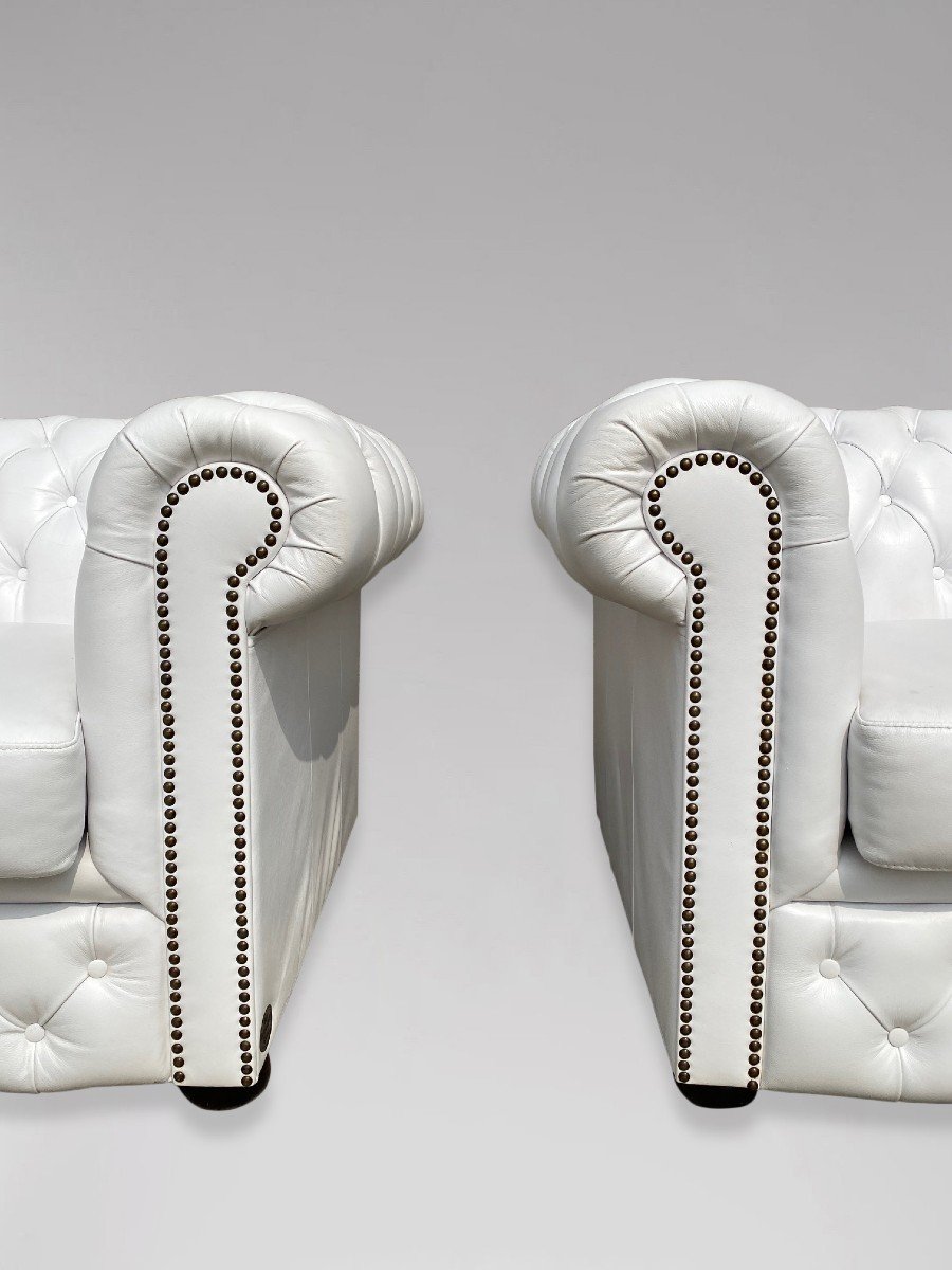 20ème siècle, Paire de Fauteuils Chesterfield en Cuir Blanc-photo-3