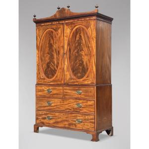 18ème Siècle, Armoire à Linge en Acajou et Marqueterie d'Époque George III 