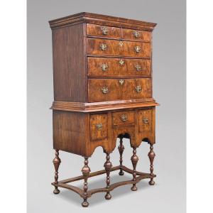 Début 18ème Siècle, Période Queen Anne, Chest-on-Stand en Ronce de Noyer 