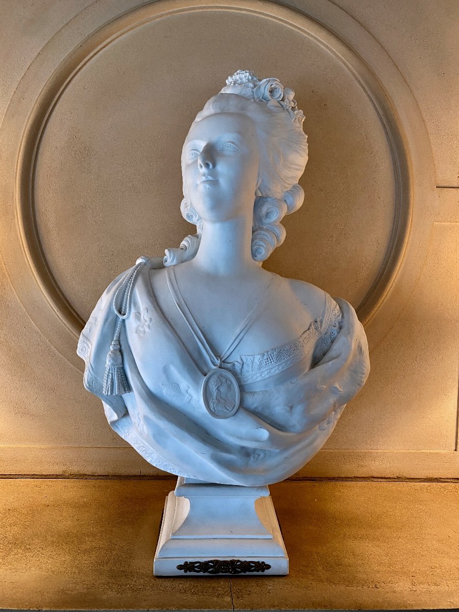 Grand Buste En Biscuit Représentant Marie-antoinette D’autriche  