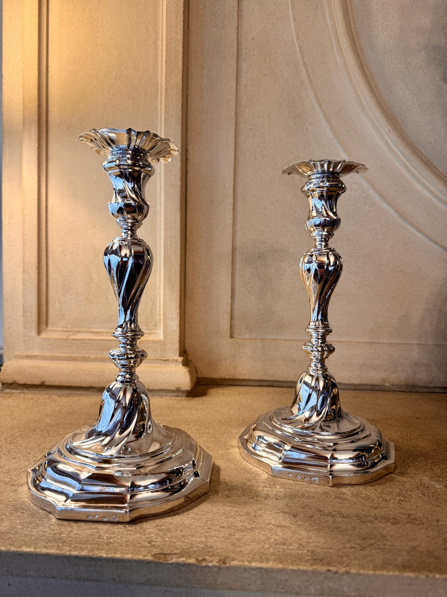 Paire de bougeoirs torses en argent massif, Gand 1791.