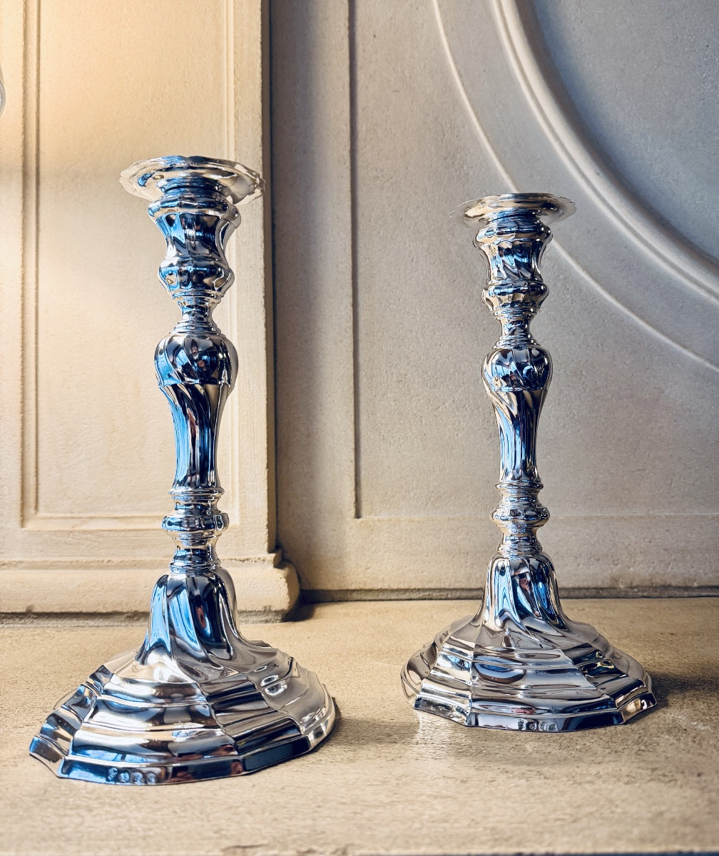Paire de bougeoirs torses en argent massif, Mons 1768