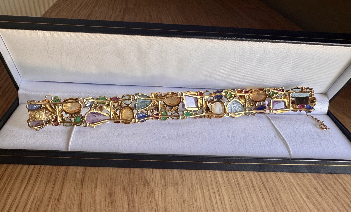 Bracelet Type Tutti Frutti en or 18 carats et pierres dures sculptées, travail italien-photo-1