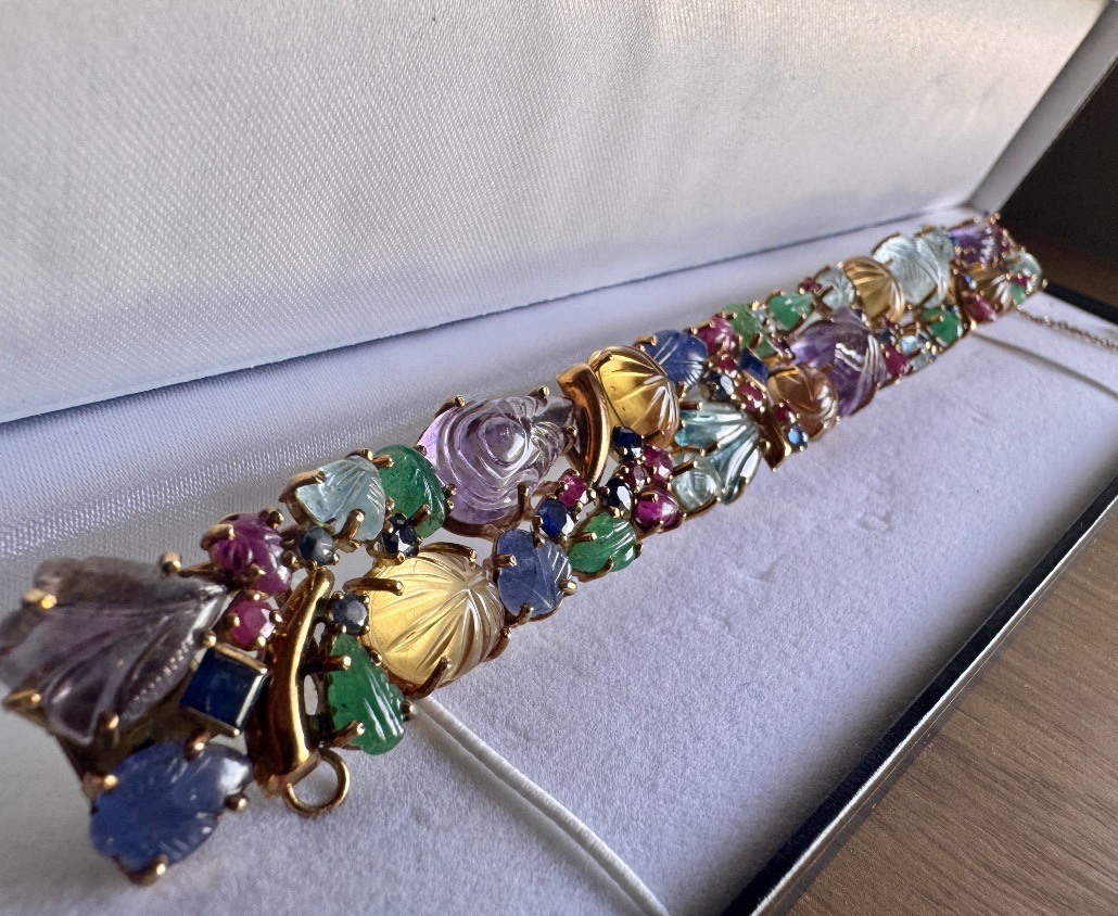 Bracelet Type Tutti Frutti en or 18 carats et pierres dures sculptées, travail italien