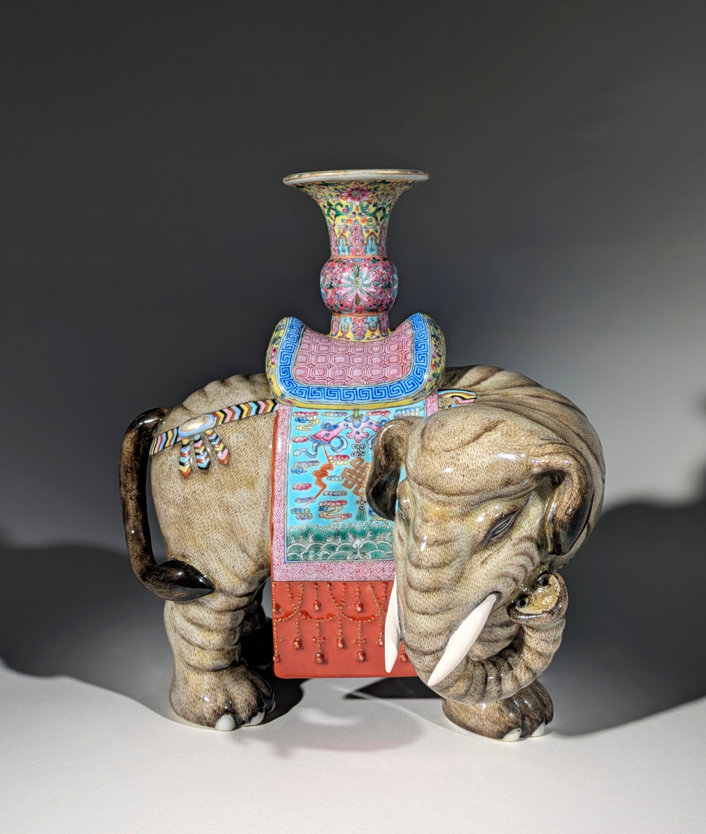 Vase Yangcai en forme d'Éléphant de Paix Chine dynastie Qing (1736-1795)